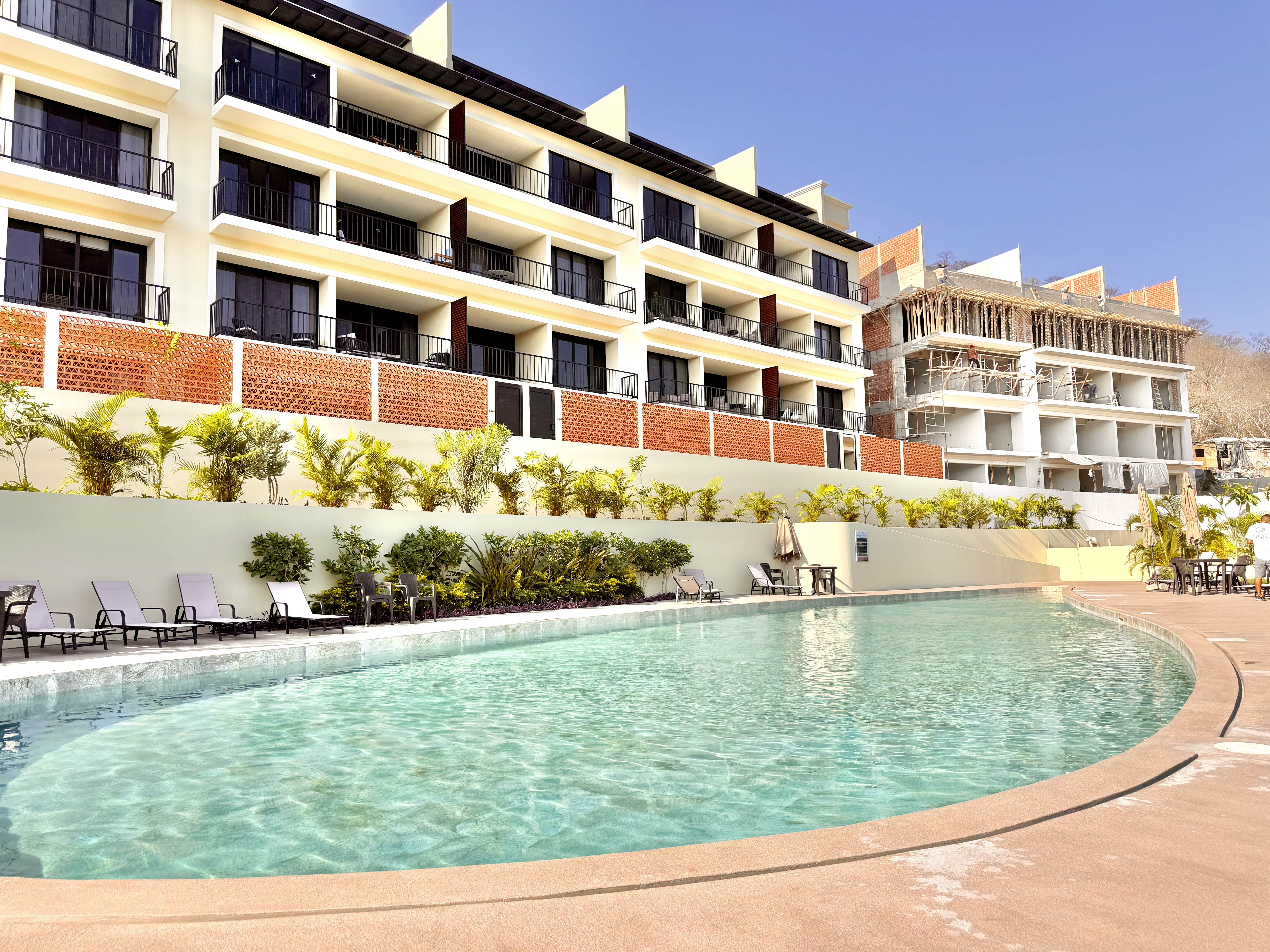 Nirú Las Casitas pool and building exterior
