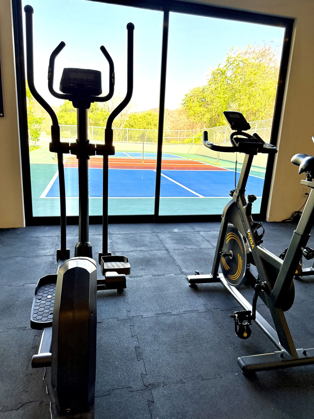 Nirú fitness centre with pickleball court visible through the window